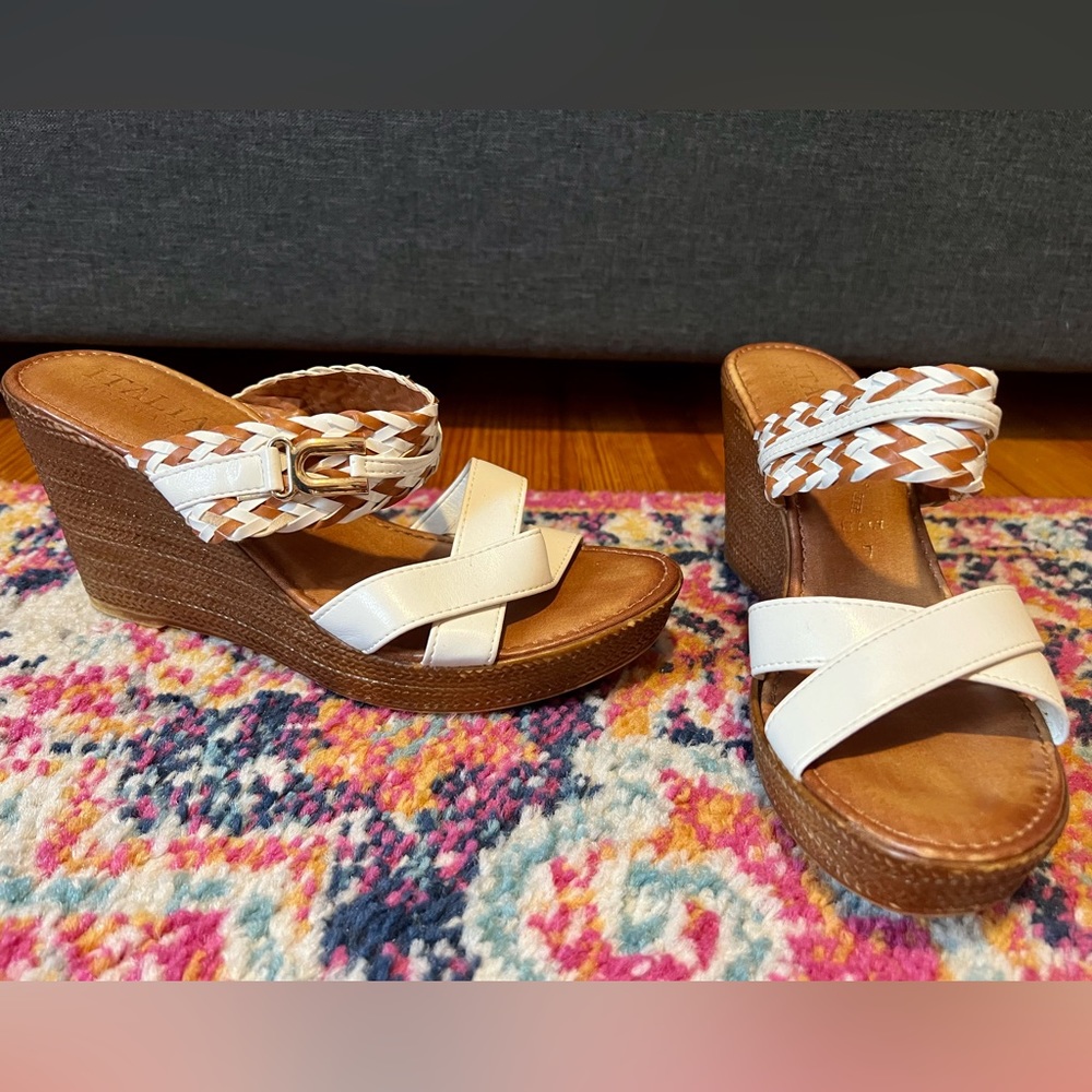 Two tone wedges